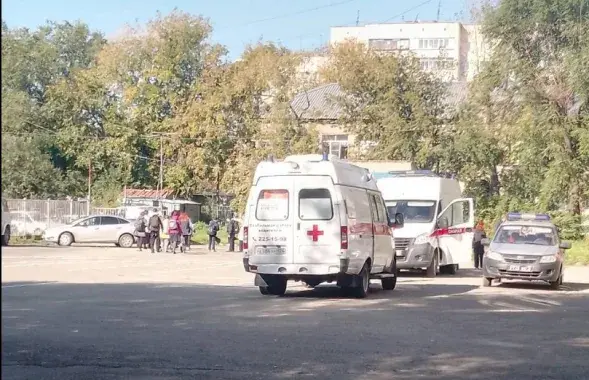 Машины скорой помощи у школы в Челябинске&nbsp;
