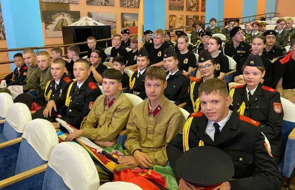 Уніформа чырвонаармейцаў у школе ўжо ёсць
