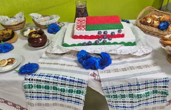 Работники предприятия не побоялись съесть красно-зеленый флаг
