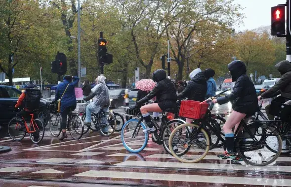 Веласіпедысты пераязджаюць праезную частку

