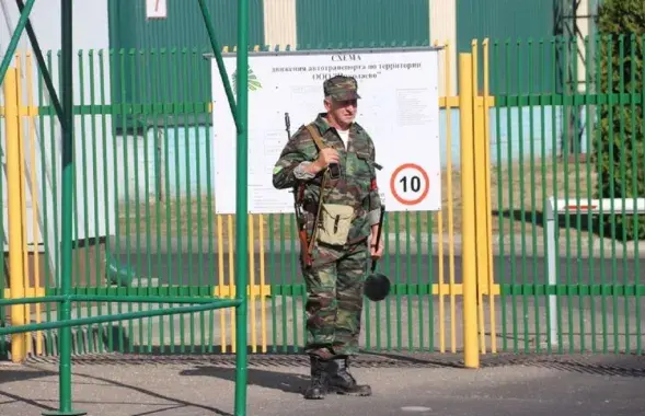 Предприятие под охраной автоматчика
