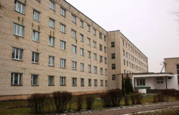 В девичье общежитие в Лоеве заселили военных
