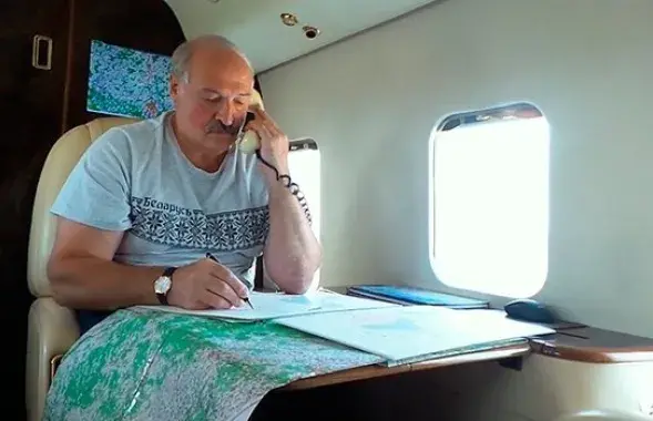 Лукашэнка размаўляе па тэлефоне ў верталёце
