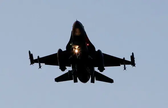 Истребитель-бомбардировщик F-16, иллюстративное фото
