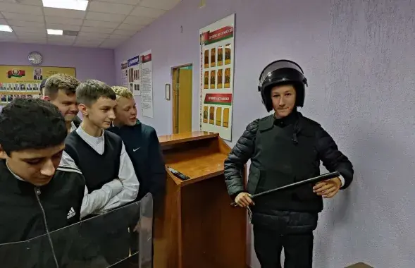Детям показывали оружие и экипировку
