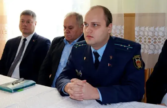 На сустрэчы прысутнічаў кіраўнік раёна Дзяніс Альшэўскі (злева)
