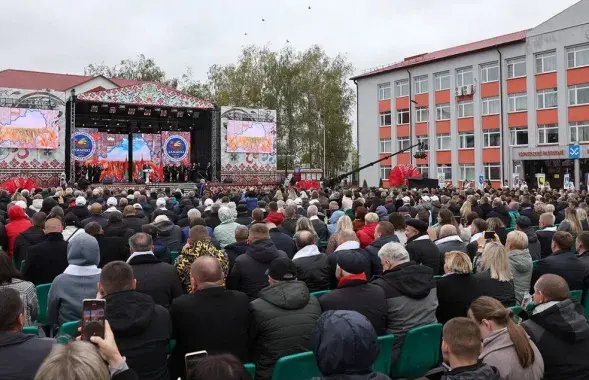 Лукашэнка прапанаваў вырошчваць персікі
