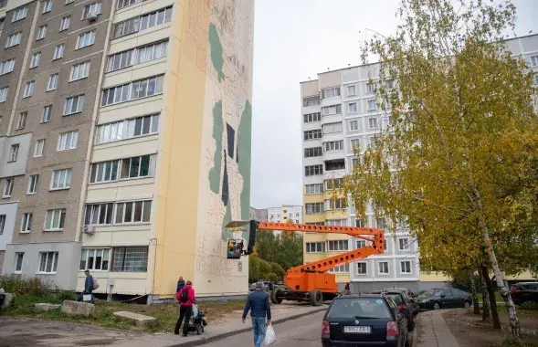 Супрацоўнікі ЖКГ замалёўваюць мурал у Мінску
