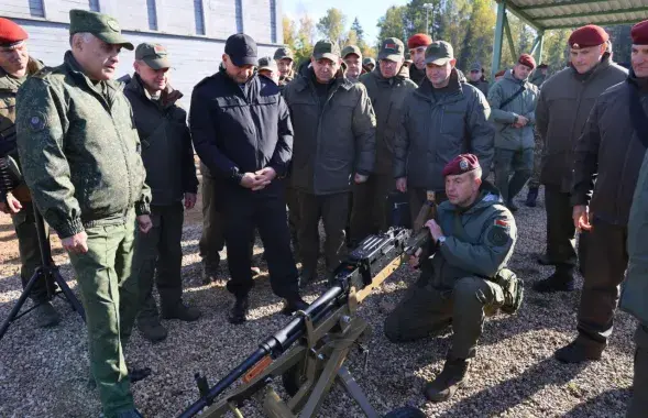 Николай Карпенков за пулеметом
