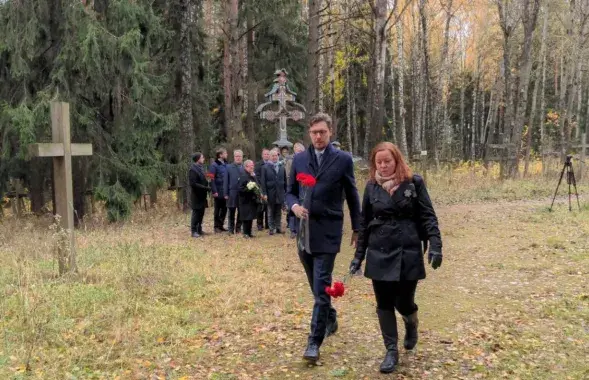 Дыпламаты ўшанавалі памяць ахвяраў у Курапатах
