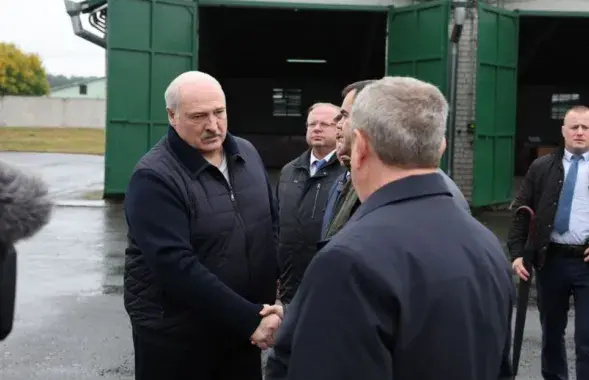 Аляксандр Лукашэнка падчас паездкі ў Пінскі раён

