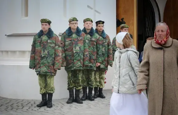 Члены ваенна-патрыятычнага клуба стаялі каля ўваходу ў храм
