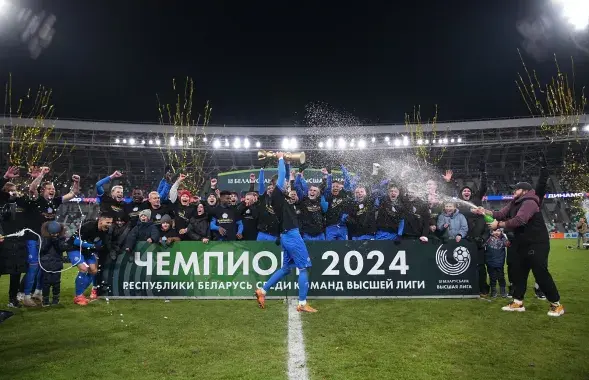 Минские динамовцы празднуют чемпионство
