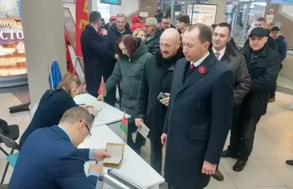 Сыранкоў падпісваецца за вылучэнне Лукашэнкі на "выбарах"
