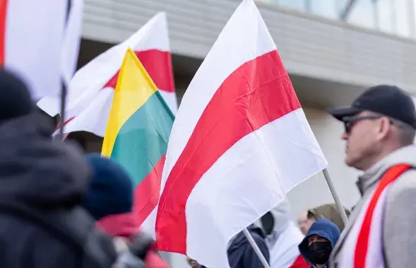 Беларускія і літоўскі сцягі на вулічнай акцыі ў Вільні, 2023 год
