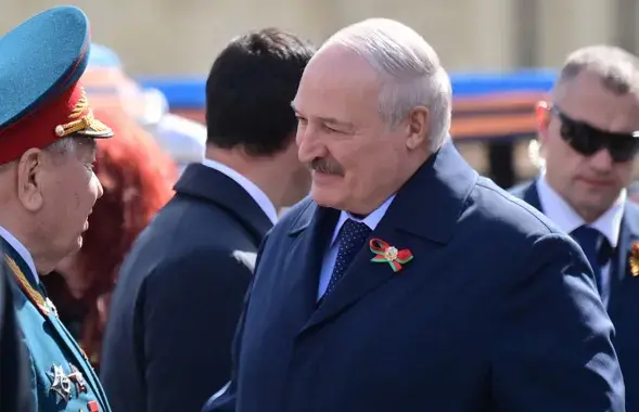 Аляксей Ляшкевіч (справа) з георгіеўскай стужкай. Масква, 9 траўня 2023-га
