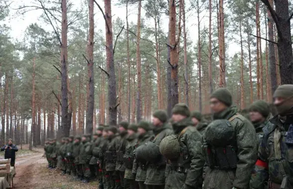 Белорусские военные в лесу в районе границы с Польшей

