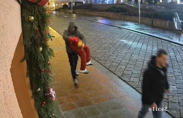Гродненец забирает "заднюю часть" Деда Мороза
