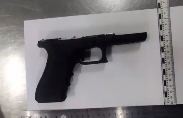 Пистолет Glock 18, найденный у россиянина
