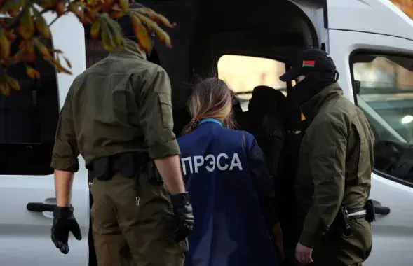 Беларускія міліцыянты ў рэальнасці пры затрыманні журналістаў

