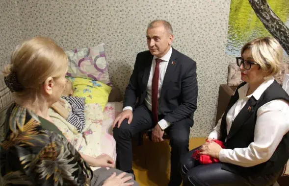 Чиновники не могли не сделать фотографию для отчета о встрече
