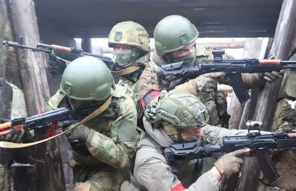 Белорусские военные тренируются в окопе на Гожском полигоне
