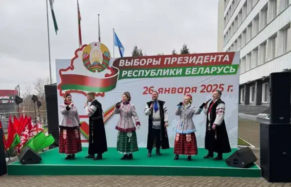 Артысты на выбарчым участку

