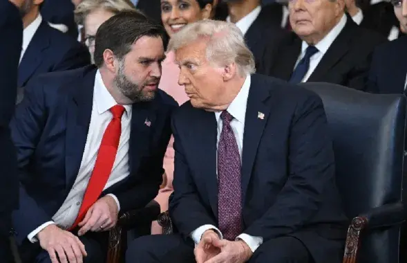Віцэ-прэзідэнт Джэй Дзі Вэнс і прэзідэнт Дональд Трамп
