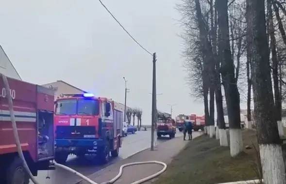 Спецтехника возле районного центра культуры в Крупках
