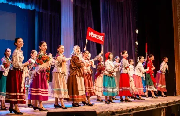 Один из спектаклей Луганского музыкально-драматического театра, который едет в Беларусь
