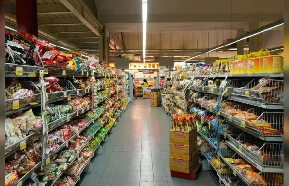 Торговые полки в магазине