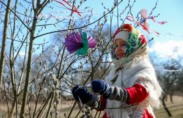 Девочка в весеннем саду
