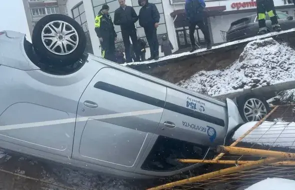 Аўтамабіль у катлаване
