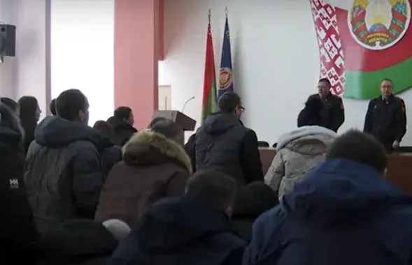 Милиционеры и бывшие осужденные за политику
