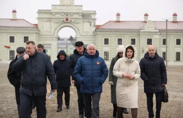 Петр Пархомчик (в центре) в Ружанском дворце Сапегов
