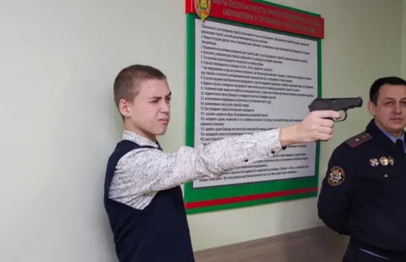 Милиционеры сейчас часто раздают детям оружие
