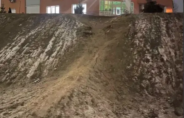 Неабсталяваная горка ў Гродне, з якой катаюцца дзеці
