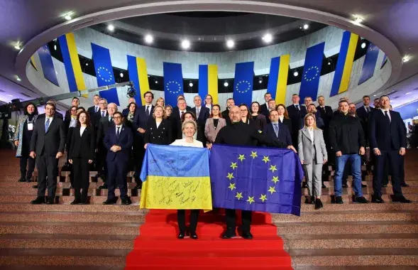 Урсула фон дэр Ляен з украінскім сцягам
