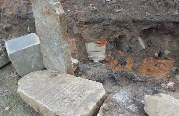 Еврейские надгробия, выкопаные в Минске
