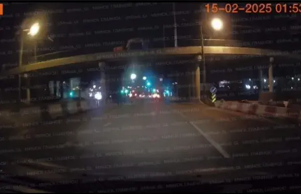 На машыну ў Мінску зваліўся кавалак бетона з моста
