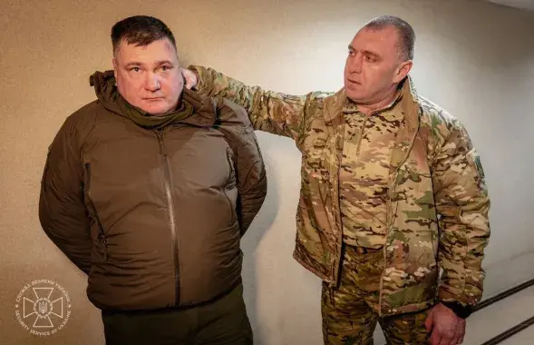 Кіраўнік СБУ Васіль Малюк трымае кіраўніка штаба Антытэрарыстычнага цэнтра&nbsp;
