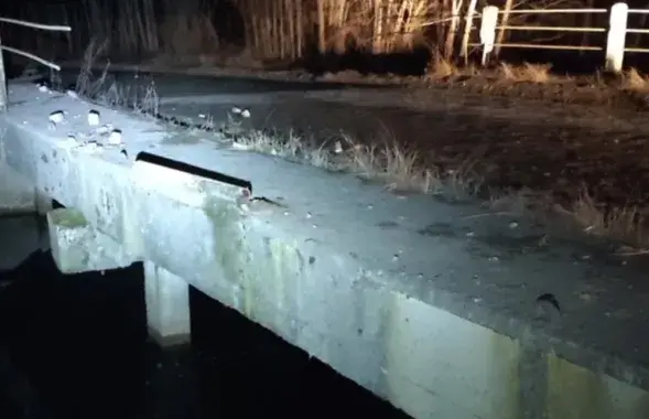 Легковушка снесла ограждение моста
