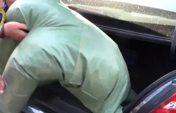 Следственный эксперимент в Барановичах: нападавший показывает, как засовывал тело в багажник

