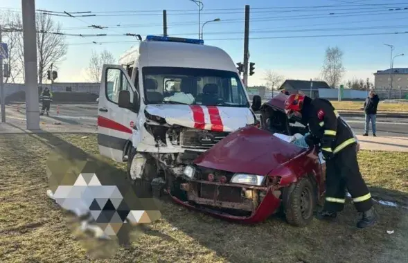 19-летняя водитель легковушки погибла в столкновении с машиной скорой помощи
