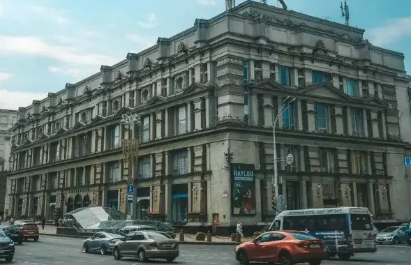 Столичный ГУМ оцепили из-за забытой коробки с микроволновкой
