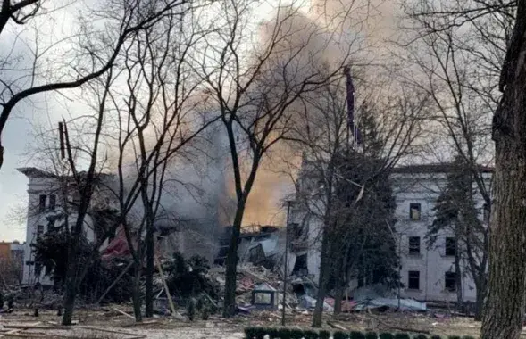 Мариупольский драмтеатр после российской атаки
