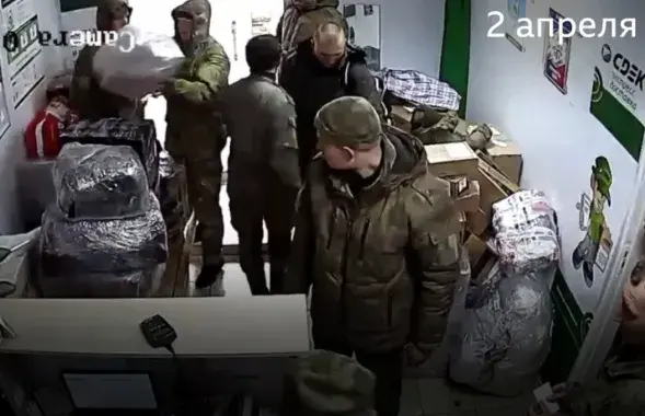 Расійскія вайскоўцы адпраўляюць дадому рэчы, нарабаваныя ва Украіне, ілюстрацыйнае фота
