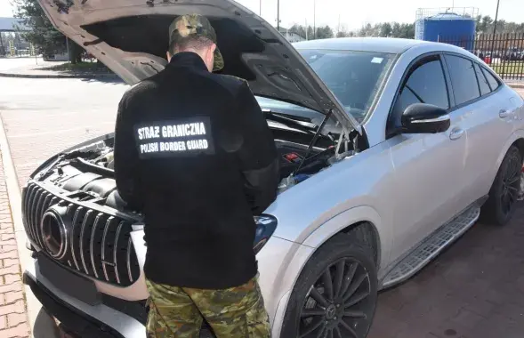 Італьянец ехаў праз мяжу на крадзеным "мерсе"
