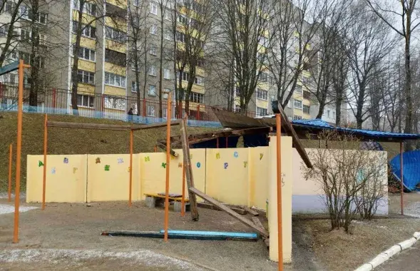 Ветер повредил площадку в детском саду в Минске
