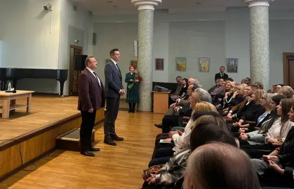 Руслан Чарнецкі прадстаўляе сяргея Пукіту калектыву філармоніі
